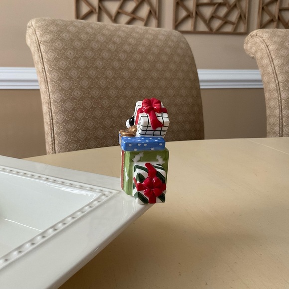 Santa With Stack of Gifts Platter Decoration 🎁 - Picture 2 of 6